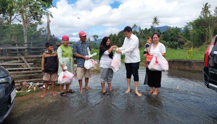 Ade Rezki Pratama Salurkan Ribuan Paket Sembako untuk Korban Bencana di Sumatera Barat