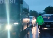 Banjir Rendam Jalan Nasional Agam-Pasaman Barat Kendaraan Terjebak 13 1000658392.jpg