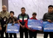Bupati Solok Serahkan Bantuan Dana Tunggu Hunian untuk 300 Korban Bencana
