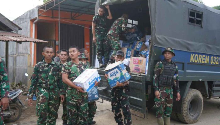 Kasrem 032/Wirabraja Salurkan Bantuan Logistik untuk Korban Banjir Bandang di Kabupaten Agam