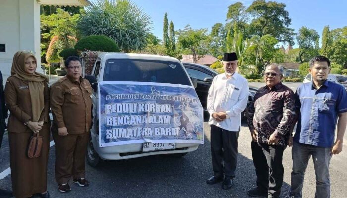 Gubernur Mahyeldi Terima Bantuan dari Charoen Pokphand, Minta Segera Disalurkan untuk Korban Bencana Hidrometeorologi di Sumbar