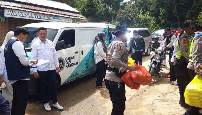 Polresta Bukittinggi dan SPPG Salurkan Bantuan Makanan untuk Warga Sungai Landia Terdampak Longsor