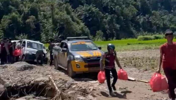 Kasat Samapta Polresta Bukittinggi Pastikan Bantuan Makanan Sampai ke Lokasi Bencana Meski Terkendala 