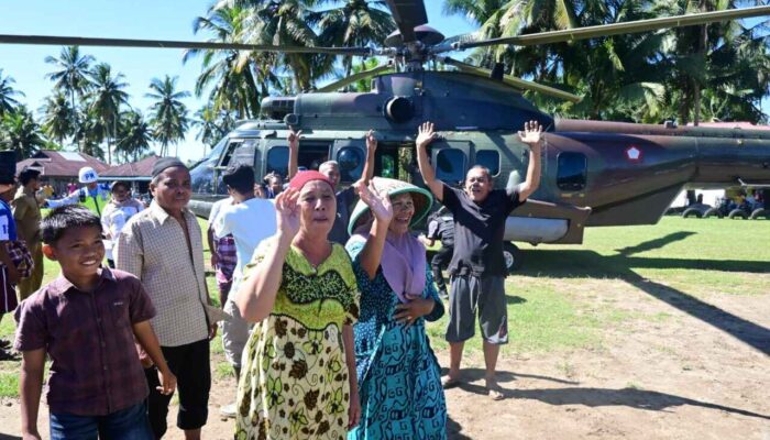 Helikopter Caracal TNI AU Kembali Hantarkan 1.105 Kg Bantuan untuk Warga Terisolir di Pasaman Barat