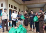 Kejati Sumbar Salurkan 100 Paket Sembako untuk Warga Terdampak Bencana di Kota Padang