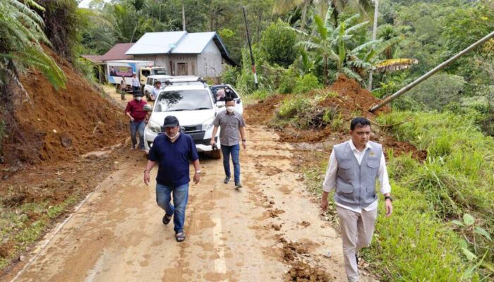 Tempuh Medan Ekstrem, Ade Rezki Pratama Tinjau Lokasi dan Salurkan Bantuan Korban Bencana di Agam