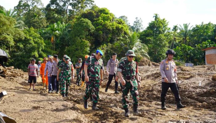 Sinergitas TNI–Polri, Korem 032/Wbr Hadir di Tengah Kesulitan Masyarakat Bantu Penanganan Bencana Palembayan