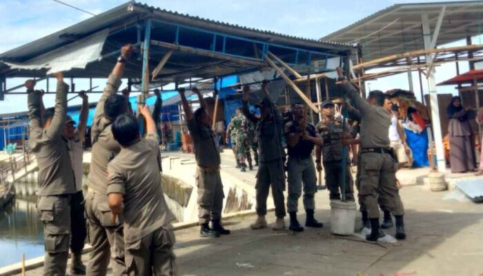 Satpol PP dan Dinas Pariwisata Tertibkan PKL di Kawasan Wisata Batu Malin Kundang