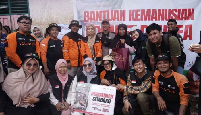 Dompet Dhuafa dan Ria Ricis Salurkan Bantuan untuk Penyintas Banjir Bandang di Kota Padang
