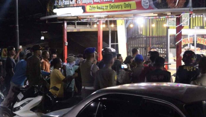 Pemilik Kafe Serang Petugas dengan Sajam, Operasi Penertiban di Padang Berujung Ricuh