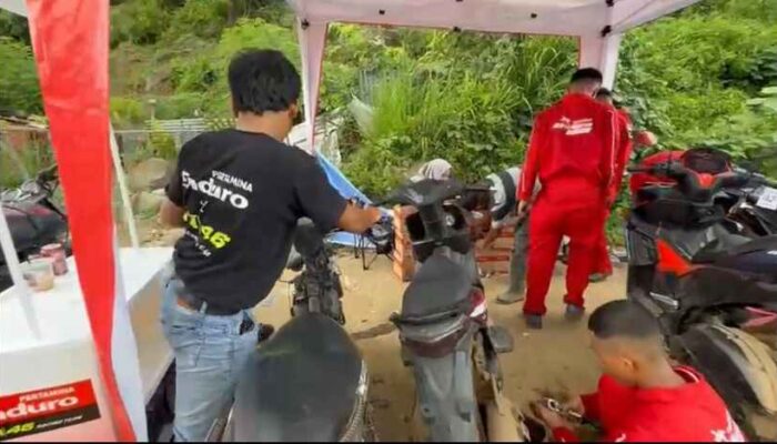 Pelajar SMK 5 Padang Buka Layanan Ganti Oli dan Servis Motor Gratis di Lokasi Bencana