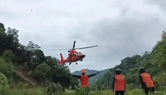 Basarnas Kerahkan Helikopter Dauphin HR-3606 Dropping Bantuan Logistik ke Ngalau Gadang, Pesisir Selatan