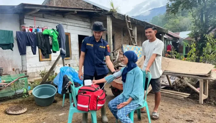 Tim Dokkes Polresta Bukittinggi Berikan Layanan Kesehatan Door to Door bagi Korban Bencana di Malalak