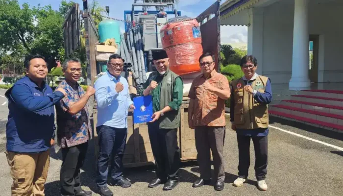 Gubernur Sumbar Terima Bantuan Mesin Penjernih Air dari UNDIP untuk Korban Bencana