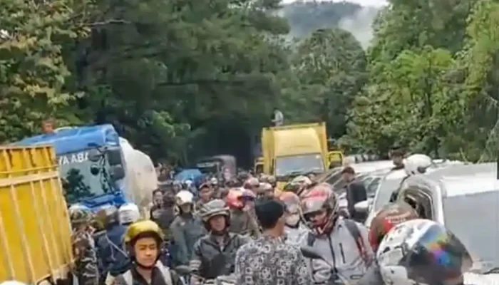 Arus Lalin Padang-Solok di Sitinjau Laut Kembali Macet, Kendaraan Menumpuk hingga Tidak Bergerak