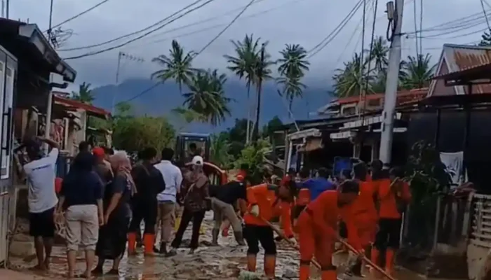 Kemenhut Kerahkan Manggala Agni untuk Percepat Pembersihan Sedimen Banjir di Padang