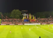Skor Kacamata Serta Hujan Kartu Warnai Babak Pertama Semen Padang FC Kontra Persija 14 IMG 20251222 191019
