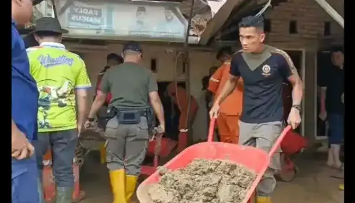 Satpol PP dan ASN Kota Padang Gelar Gotong Royong Percepatan Pemulihan Pascabanjir