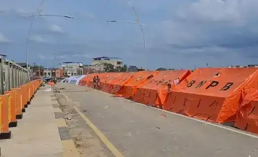 keterangan foto tenda bnpb berjejer rapi di atas jembatan sungai tamiang markus gamaliel situmorangdetiksumut 1765427037130 169 e1765677800950