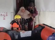 Banjir Rendam Dadok Tunggul Hitam, Tim Gabungan Evakuasi Satu Keluarga Terjebak