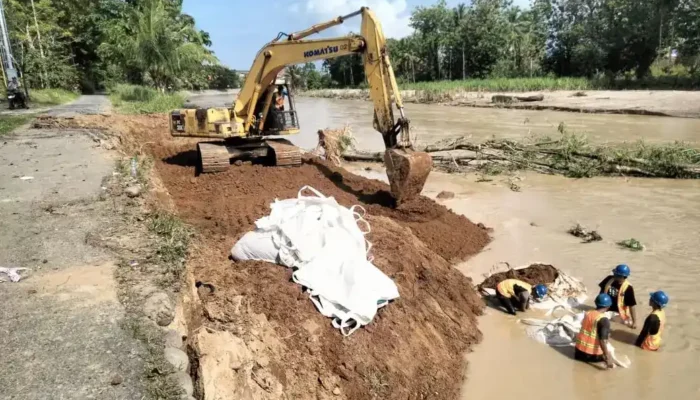 Antisipasi Banjir Bandang, ITP Peduli Pasang 1.000 Tanggul Darurat di Bantaran Sungai Siteba