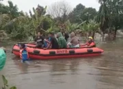 BPBD Kota Evakuasi 8 Warga di Dadok Tunggul Hitam Menggunakan Perahu Karet 15 712eda79 73e1 40a4 9b86 ffd767ea724b