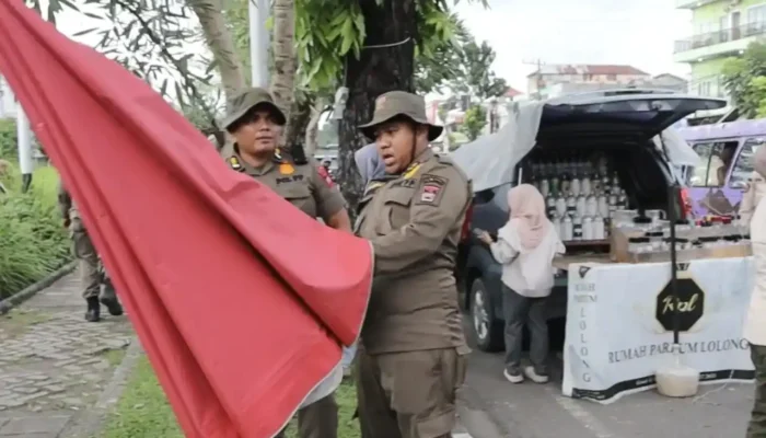 Langgar Aturan Fasum, Peralatan Dagang PKL Diamankan Satpol PP Padang