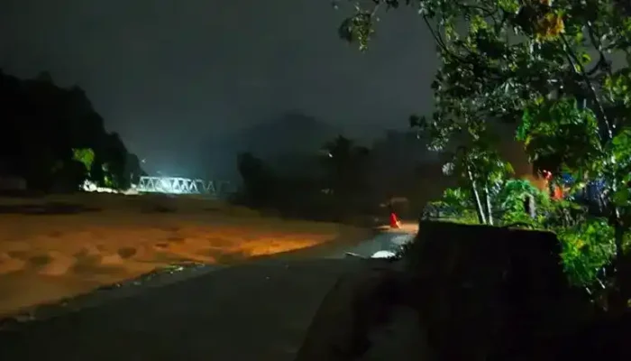 Banjir Bandang Kembali Landa Kawasan Batu Busuk, Akses Jalan Utama Warga Tidak Bisa Dilewati Kendaraan