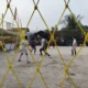 Laga panas tersaji pada pertandingan lanjutan turnamen futsal Karel Cup 1 di Lapangan Futsal Kelurahan Kereta Api, Kecamatan Pariaman Tengah, Kota Pariaman, Selasa (06/01/2025).