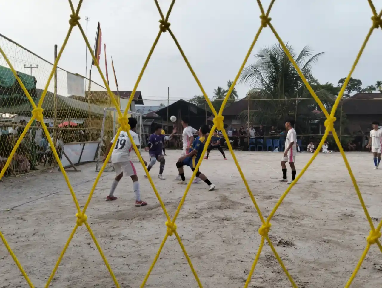 Laga panas tersaji pada pertandingan lanjutan turnamen futsal Karel Cup 1 di Lapangan Futsal Kelurahan Kereta Api, Kecamatan Pariaman Tengah, Kota Pariaman, Selasa (06/01/2025).