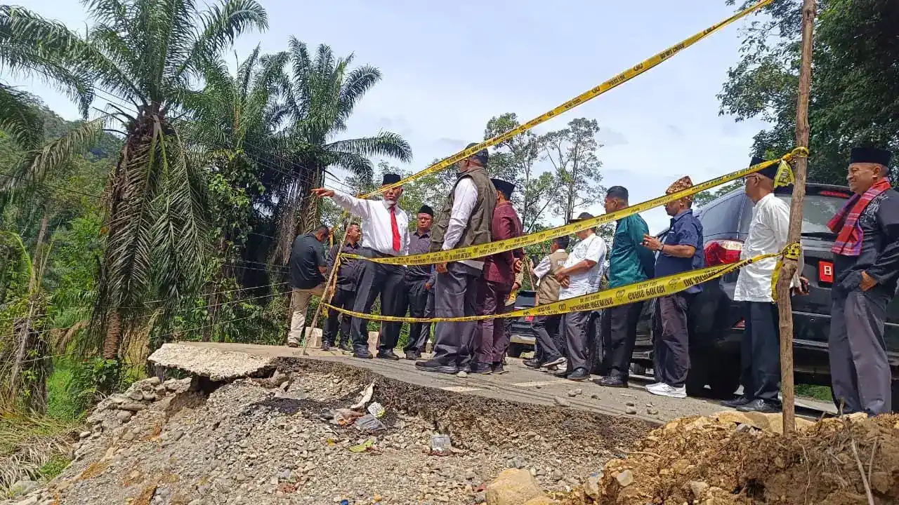 Gubernur Sumatera Barat (Sumbar), Mahyeldi Ansharullah meninjau langsung ruas jalan provinsi yang terdampak bencana hidrometeorologi di Polongan Anam, Nagari Talu, Kecamatan Talamau, Kabupaten Pasaman Barat, Rabu (7/1/2026).