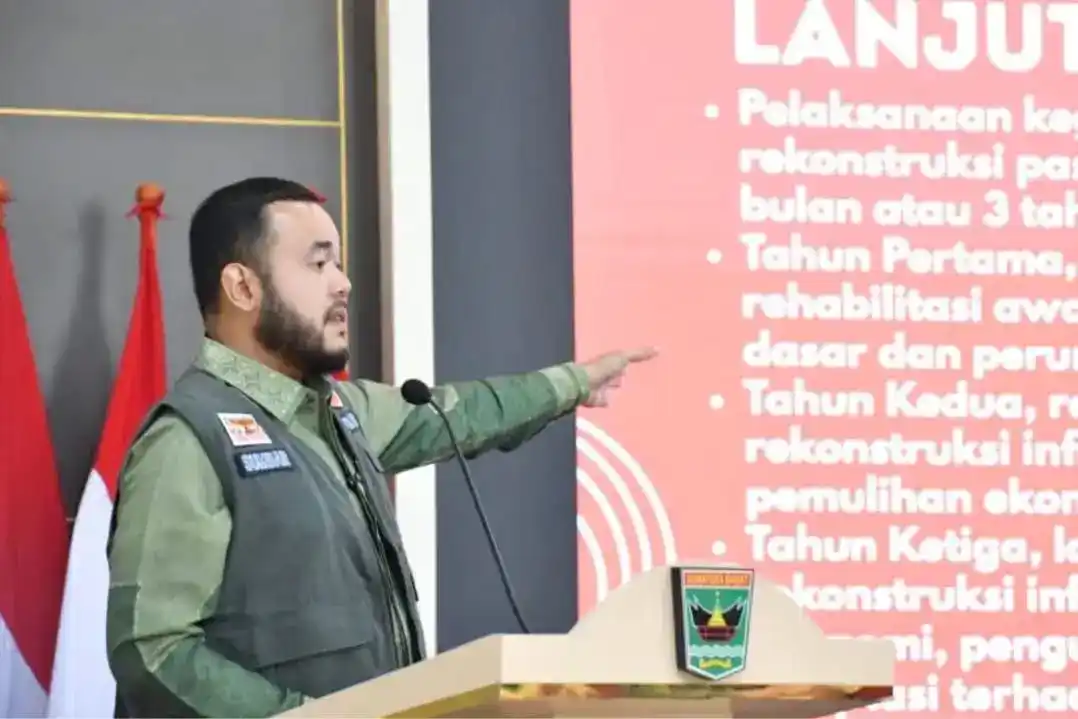 Wali Kota Padang, Fadly Amran, memaparkan kondisi kerusakan Kota Padang dalam Rapat Koordinasi (Rakor) Finalisasi Rencana Rehabilitasi dan Rekonstruksi Pascabencana (R3P) Hidrometeorologi Sumatera Barat (Sumbar), yang digelar di Auditorium Gubernur Sumbar, Kamis (8/1/2026).