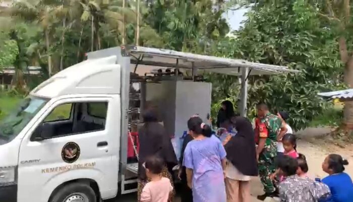 Kodim 0308/Padang Pariaman Salurkan Bantuan Air Siap Minum dari Menkopolkam ke Warga Terdampak Bencana
