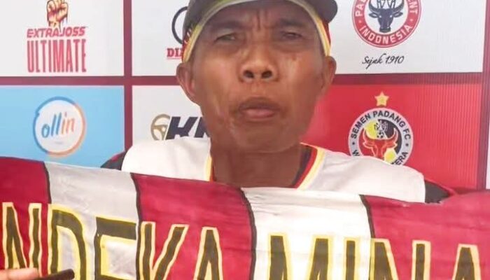 Berumur 65 Tahun, Edison Menjadi Pemain Ke – 13 PSP Padang Yang Setia Berteriak Berikan Dukungan di Tribun