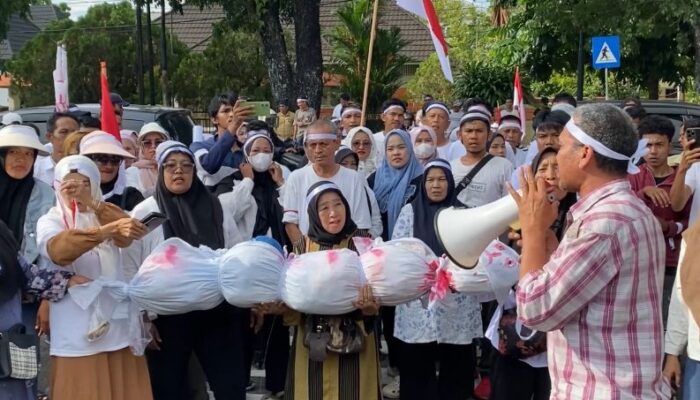 Momen Hari Ulang Tahun Wali Kota Padang, Pedagang Pasar Raya Padang Berikan Hadiah Replika Jenazah