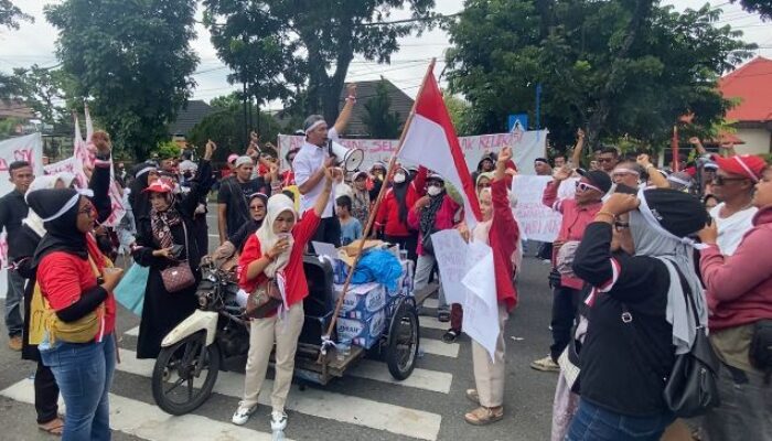 Kembali Lakukan Aksi Demo Dirumah Rumdis Wali Kota Padang, Pedagang : Kami Kecewa Kepemimpinan Fadly Amran