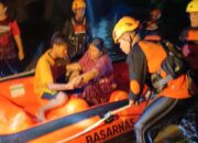 Ibu Hamil Tua Dievakuasi Tim SAR saat Banjir Rendam Permukiman di Pegambiran Padang 15 IMG 20260211 WA0008
