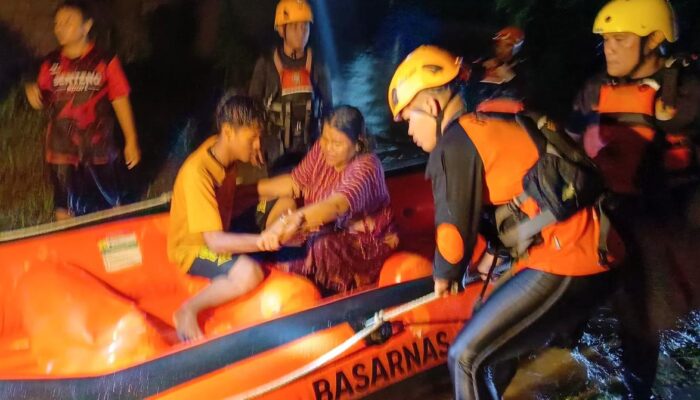 Ibu Hamil Tua Dievakuasi Tim SAR saat Banjir Rendam Permukiman di Pegambiran Padang
