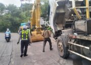 Satu Unit Alat Berat Nyaris Hantam Pengendara di Sitinjau Lauik 16 bf7d5aa4 af53 47df 8b4c b1cd19b3b76c