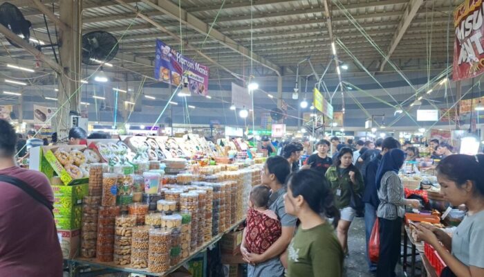 Jelang Lebaran, Kue Kering Mulai Padati Pasar Subuh Senen