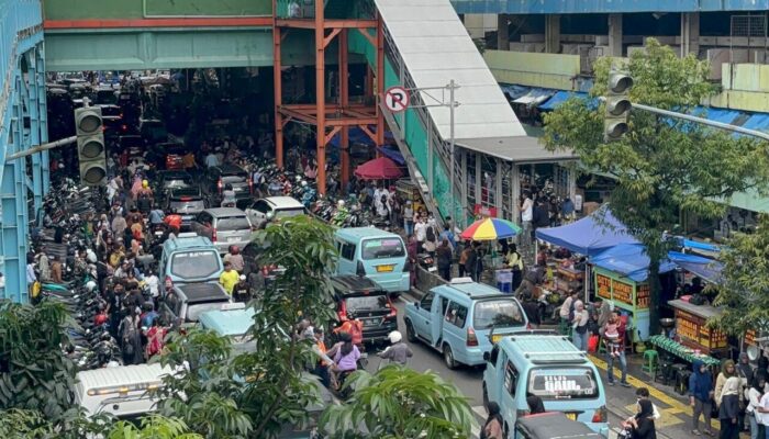 Jelang Lebaran, Pasar Tanah Abang Diserbu Pembeli