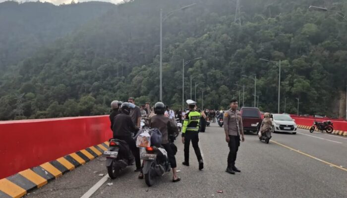 Cegah Kemacetan di Fly Over Kelok 9, Petugas Tegur Pengendara dan Fotografer Nakal