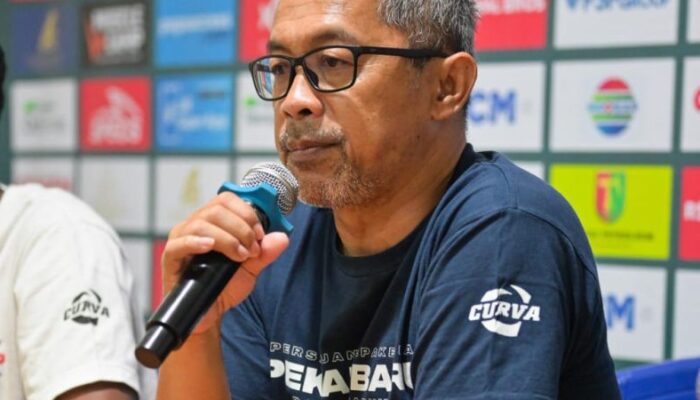 Derbi Sumatera Membara, Aji Santoso Percayakan Ban Kapten PSPS ke Alfin Tuasalamony Lawan PSMS