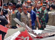 Kepala BNPB Tinjau Dampak Gempa M 7,6 di Manado, Serahkan Bantuan ke Warga Terdampak