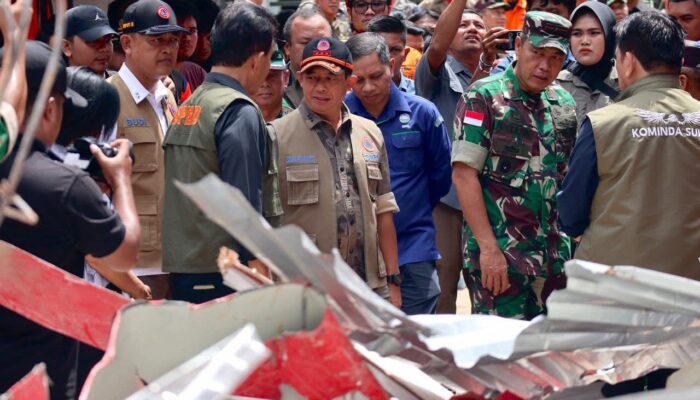 Kepala BNPB Tinjau Dampak Gempa M 7,6 di Manado, Serahkan Bantuan ke Warga Terdampak