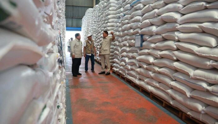 Presiden Prabowo Sidak Gudang Bulog di Magelang, Pastikan Stok Beras Aman