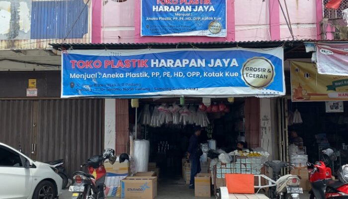Perang Iran–Amerika Picu Kenaikan Harga Plastik di Padang hingga 100 Persen