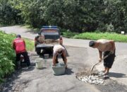 Cegah Kecelakaan, Personel Polsek Batipuh Selatan Tambal Jalan Berlubang di Nagari Sumpur 10 IMG 1754