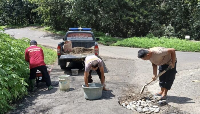 Cegah Kecelakaan, Personel Polsek Batipuh Selatan Tambal Jalan Berlubang di Nagari Sumpur
