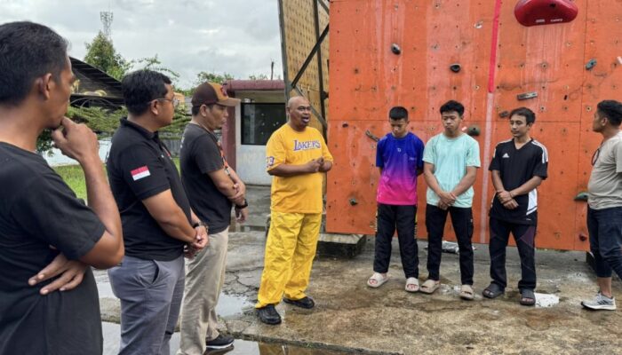 Wagub Sumbar Lepas Kontingen Panjat Tebing ke Kejurnas KU 2026, Targetkan Medali Emas